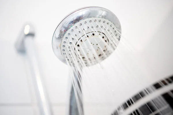 Chuveiro com jato fraco? Dica simples ajuda a desentupir os furinhos