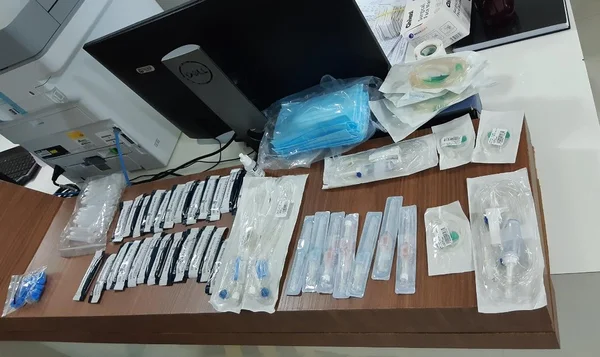 Enfermeira presa em flagrante por furtar testes de Covid é solta