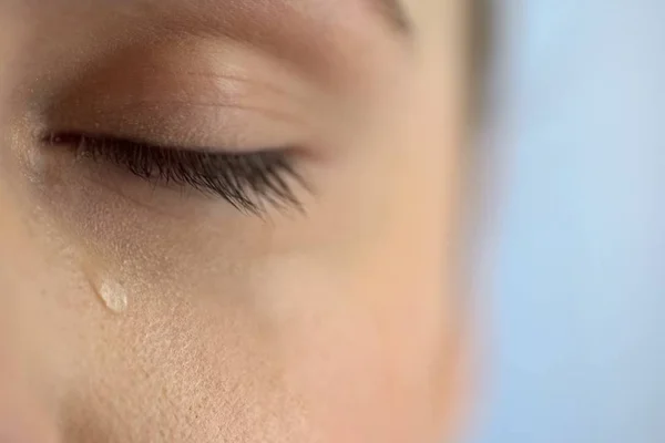 Mulher chorando - Metrópoles