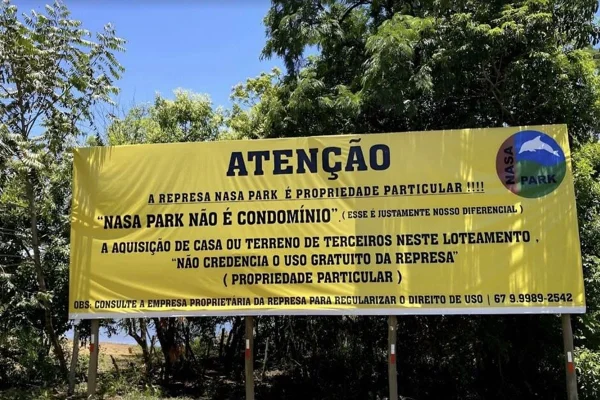 Imagem colorida de placa de reserva alertando prioridade privada - Metrópoles