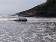 O veículo ficou submerso