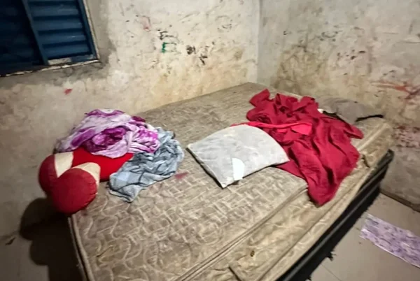 Crianças são resgatadas de casa onde viviam em situação precária de higiene