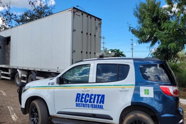 Receita apreende 10 mil garrafas de conhaque e 96 mil de soja sem nota