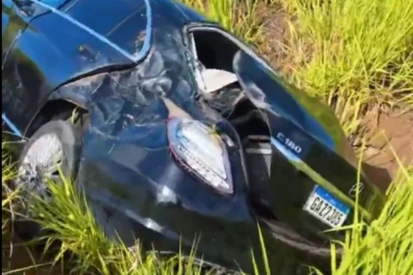 Imagem colorida do carro capotado de Esquiva Falcão- Metrópoles