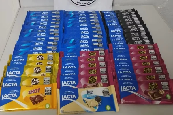 Imagem colorida de barras de chocolate furtadas por dupla de irmãos. Metrópoles