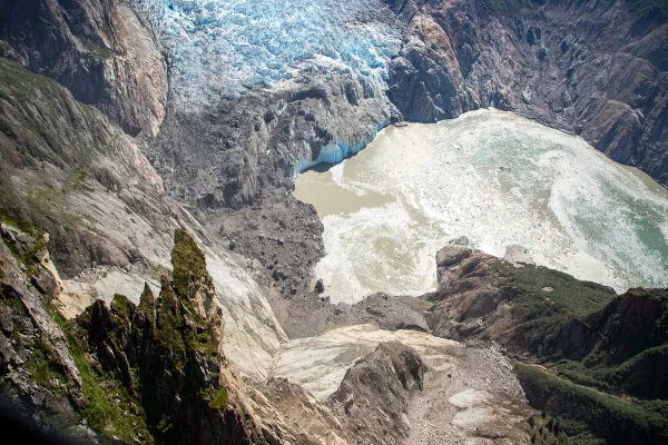 Imagem mostra tsunami avançando sobre o Alasca - Metrópoles