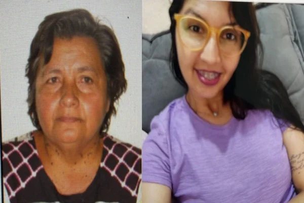 Mãe ao lado de filha