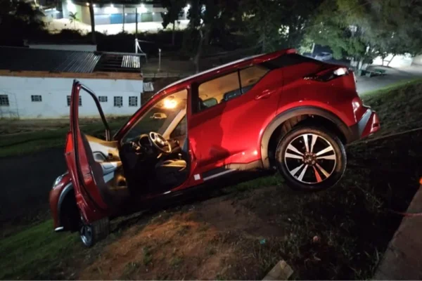 Imagem colorida, carro fica preso em barranco - Metrópoles