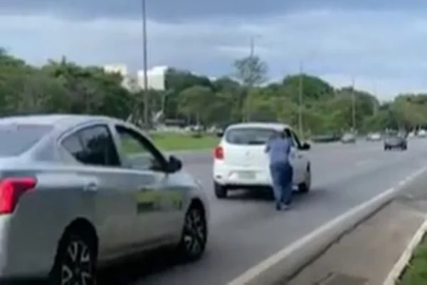 Homem atropelado ao empurrar carro de app no Eixão morre em hospital