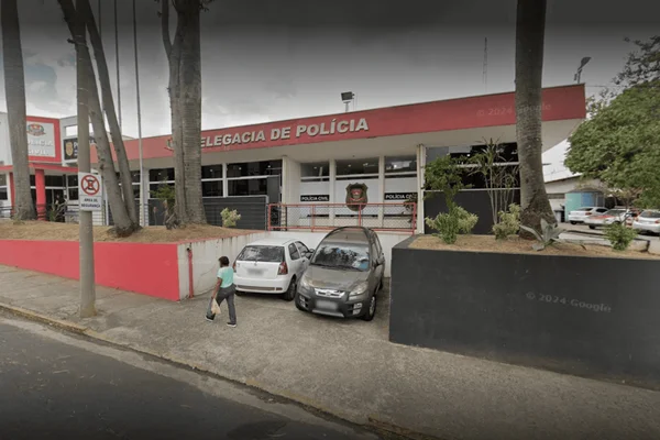 Imagem colorida da fachada da delegacia de Salto com dois carros estacionados na porta - Metrópoles