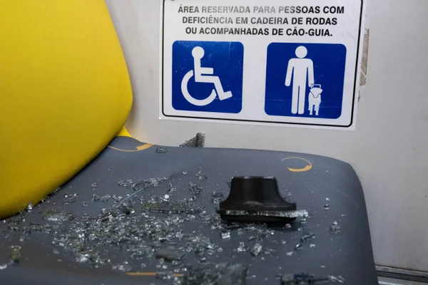 Assento de cadeirante com estilhaços de vidro