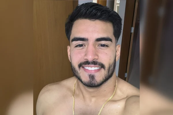 Imagem colorida mostra incluenciador que morreu em acidente de carrro em goinânia - Metrópoles