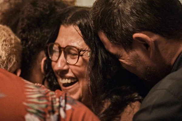 Lurdes (Regina Casé) e os filhos em Amor de Mãe
