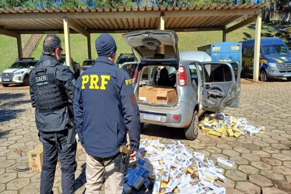 Imagem colorida, Uno é abordado e polícia descobre contrabando de quase 7 mil cigarros - Metrópoles