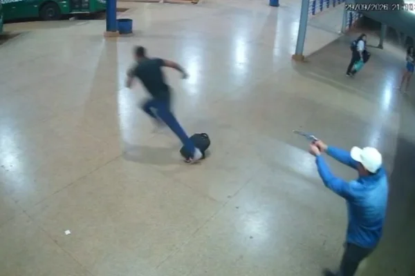 Passageiro dá três tiros em motorista de ônibus após treta em rodoviária