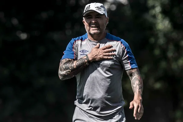 Ainda sem selecionáveis, Sampaoli recebe homenagem de crianças