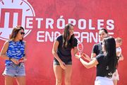 Atletas celebram no pódio após as provas de travessia em águas abertas, nas distâncias de 3 km e 1 km, durante o segundo dia do Metrópoles Endurance
