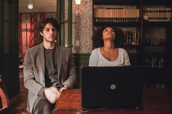 Danilo (Chay Suede) e Camila (Jessica Ellen) em Amor de Mãe