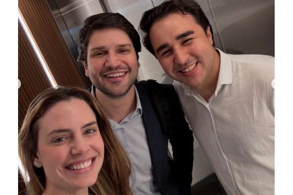 vereadora Zoe Martinez tira selfie com dois homens