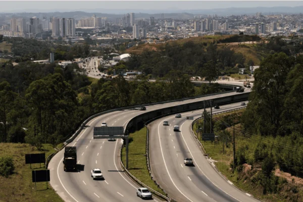Imagem colorida da Rodovia Mogi-Dutra, que teve os pedágios barrados pela Justiça - Metrópoles