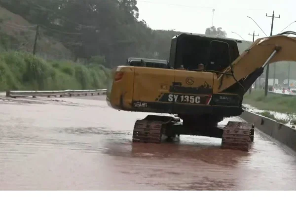 Congestionamento de 23 km se forma entre os Kms 286 e 309, da Régis Bittencourt, sentido São Paulo, após alagamentos provocados pela chuva - Metrópoles