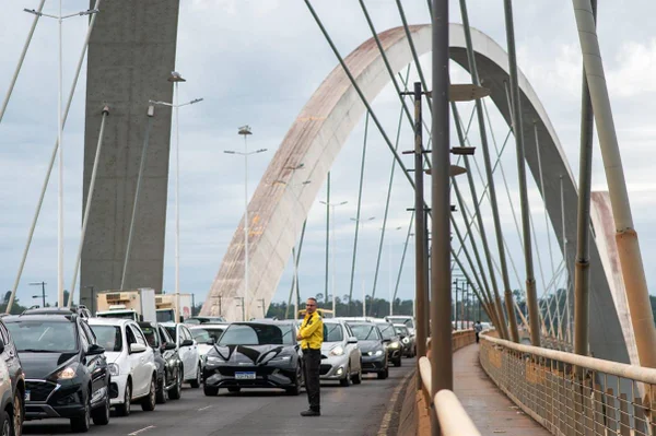 Imagem colorida de carros - Metrópoles