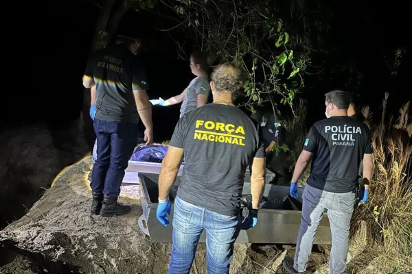 Polícia não descarta outros envolvidos. Corpos dos homens desaparecidos foram encontrados enterrados na manhã desta sexta-feira (19/9) - Metrópoles