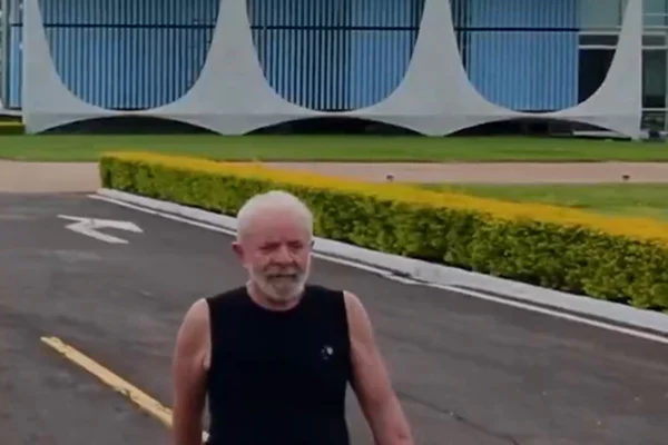 Imagem colorida do presidente Lula fazendo caminhada em frente ao Alvorada - Metrópoles