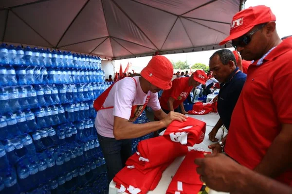 Marmita, água e bandeira. Manifestantes ganham kit para ato pró-Dilma