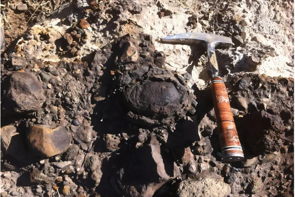 Foto colorida de ferramentas utilizadas por hominídeos - Metrópoles