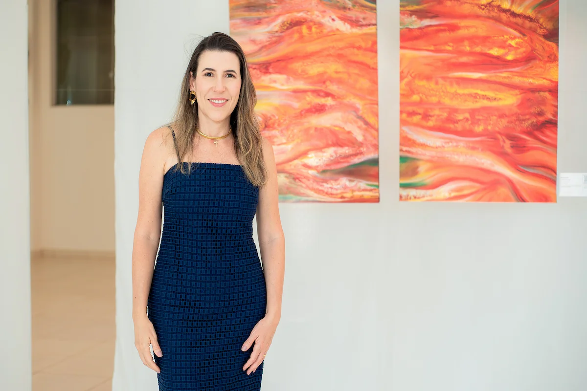 Adhara Soares com a sua obra "Pentecostes" Adhara Soares com a sua obra "Pentecostes"