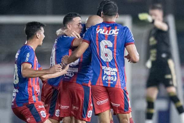 Jogadores do Marcílio Dias-SC comemoram gol
