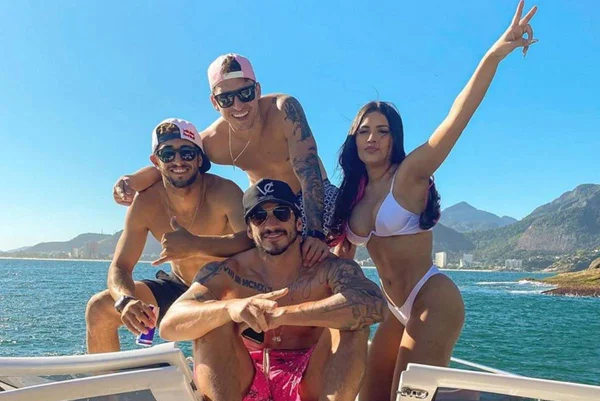 Flay reclama de foto com ex-BBBs e Gui Napolitano retruca: “Sem drama, fia”