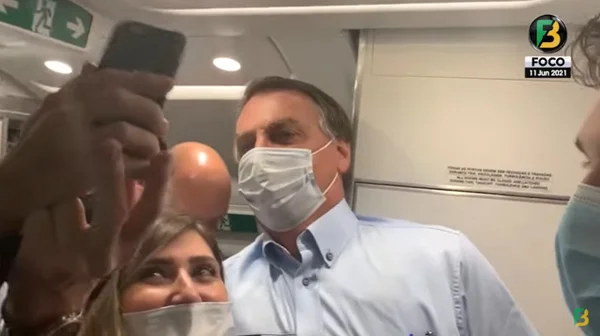 De máscara, Bolsonaro entra em avião e fala com apoiadores. Veja vídeo
