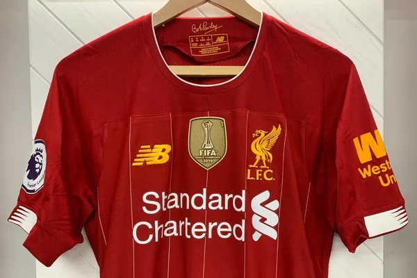 Liverpool exibe camisa com escudo de campeão do Mundial de Clubes