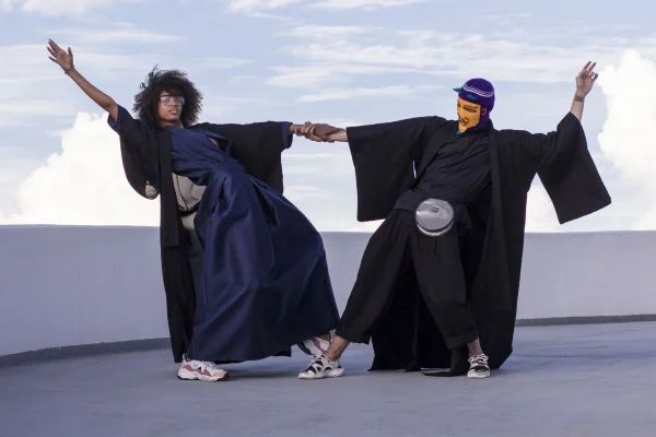 Imagem colorida de dois modelos juntos