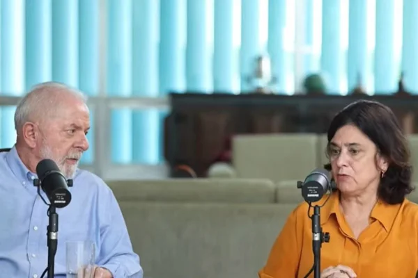 Lula conversa com ministra da Saúde, Nísia Trindade