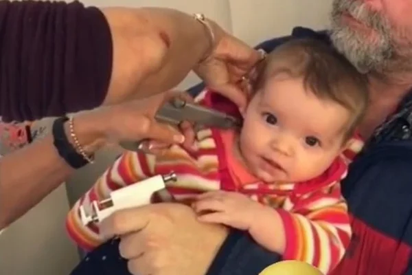 Vídeo: reação inesperada de bebê ao furar orelha encanta internautas