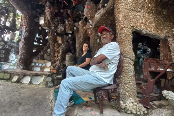 “Gaudí brasileiro” transforma casa de favela em castelo famoso. Vídeo