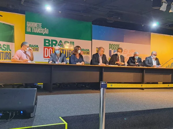 Foto clorida de coletiva da equipe de transição no CCBB
