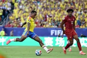 Jhon Arias tenta chute em Colômbia x Portugal.
