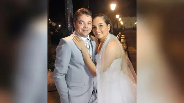 Na foto, um homem e uma mulher vestido de noivos posam para a câmera sorrindo - Metrópoles