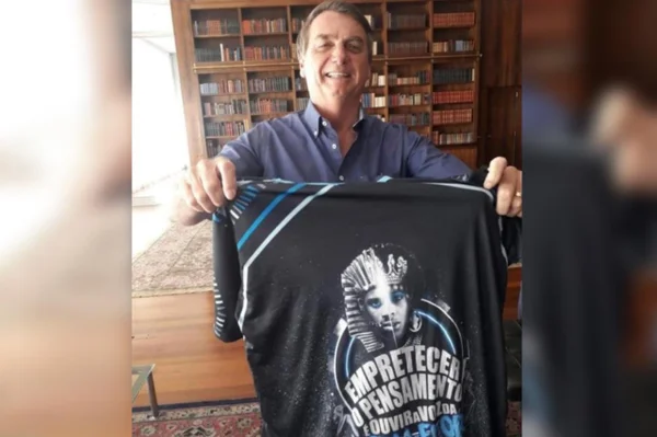 Beija-Flor nega ter dado camisa do enredo de 2022 para Bolsonaro