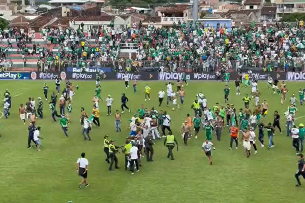 Torcedores de time colombiano invadem campo e agridem treinador
