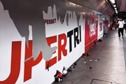 As imagens mostram o estrago das propagandas da empresa com imagens do tricolor paulista, que foram rasgadas e arrancadas