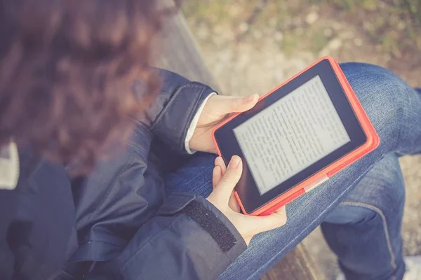 E-book pode custar até 80% mais barato que livro físico, diz pesquisa