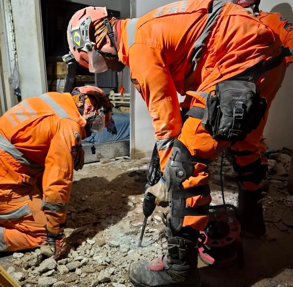 Militares perfurando escombros de edificações após terremoto que atingiu a Venezuela à procura de vítimas Militares perfurando escombros de edificações após terremoto que atingiu a Venezuela à procura de vítimas