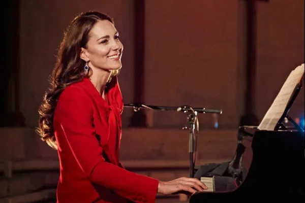 Kate Middleton tocando piano