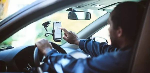 homem utiliza aplicativo de transporte dentro de carro