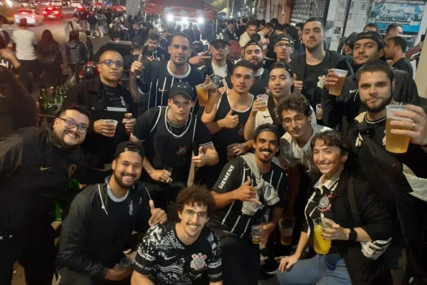 Imagem mostra torcedores do Corinthians - Metrópoles